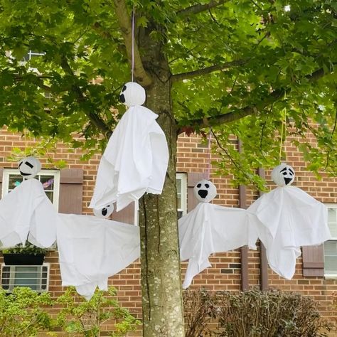 Yard Ghosts, Diy Halloween Ghosts, Strašidelný Halloween, Simple Halloween Decor, Halloween Garden Decorations, Diy Halloween Dekoration, Dekorasi Halloween, Uhyggelig Halloween, Bricolage Halloween