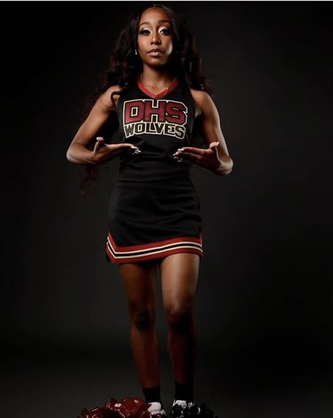 Senior Cheer Banners Picture Ideas, Cheer Poses Individual Photo Ideas Black, Cheer Senior Portraits, Baddie Cheerleaders, Cheerleader Poses For Pictures, Cheer Photoshoot Poses Individual, Black Cheer Uniforms, Senior Picture Ideas Cheerleading, Media Day Poses Cheer