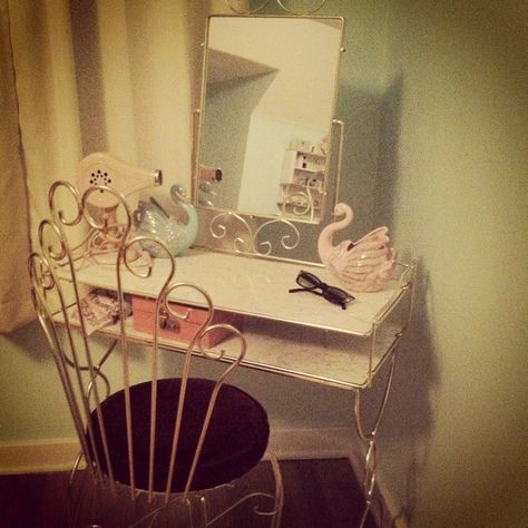 50s vanity  So beautiful I wish I had one in this style Makeup Table Diy, Entry Ways Ideas, 50s Vanity, Farmhouse Antiques, Vintage Home Decor Living Room, French Vintage Home Decor, Vintage Home Decor Farmhouse, Vintage Home Decor Boho, Doors Vintage