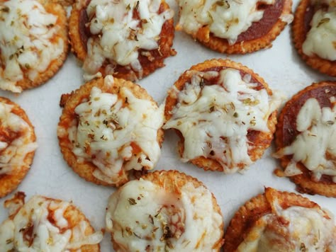 These 4-Ingredient Pizza Saucers Start With Ritz Crackers Pizza Crackers, Pizza Craving, Ritz Cracker Recipes, Pie From Scratch, No Bakes, 4 Ingredient Recipes, Ritz Cracker, 5 Ingredient Dinners, Dips And Snacks