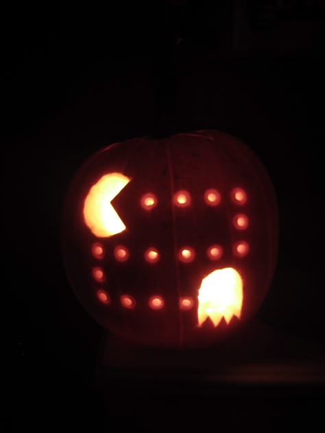 Pac-man pumpkin!                                                                                                                                                                                 More Pac Man Pumpkin, Funny Pumpkin Carvings, Pumkin Decoration, Halloween Motifs, Cute Pumpkin Carving, Pumkin Carving, Apple Pumpkin, Labu Halloween, Pumpkin Carving Party