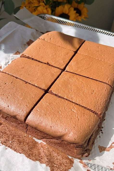 Chocolate Sponge Cake - chocolate cake that's soft like cloud Airy Chocolate Cake, Chocolate Cloud Cake Recipe, Chocolate Sponge Cake Recipe, Chocolate Chiffon Cake, Batch Baking, Light Cake, Egg Chocolate, Sponge Cake Recipe, Asian Cake