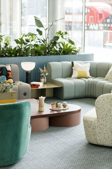 Basha-Franklin make a big impression at Aldgate Tower – Mix Interiors Work Lounge, Social Connection, Corporate Interior Design, Green Lounge, Hotel Lobby Design, Japanese Interior Design, Corporate Interiors, Office Colors, Collaboration Space