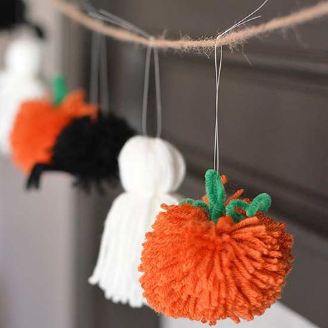 This too-cute-to-be-true garland proves Halloween decor doesn't have to be frightening or eccentric to fit the theme. Make the Halloween craft: Use fishing line to hang yarn spiders, ghosts, and pumpkins to a long string of twine. Tie the fishing line to the twine in loose knots so you can space the critters evenly once you hang the garland on your mantel./ Pom Pom Projects, Dorms Decor, Halloween Yarn, Dekorasi Halloween, Halloween Decor Diy, Easy Diy Halloween Decorations, Halloween Fest, Diy Halloween Decor, Adornos Halloween