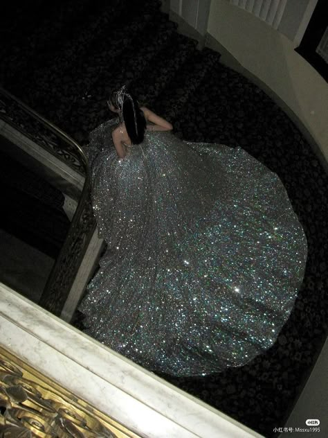 Sparkling Prom Dresses Glitter, Glitter Gown Sparkle, Wedding Dress Sparkle, Beautiful Gown Designs, Dress Sparkle, Big Wedding Dresses, Fashion Dream Job, Bride Wedding Dress, Pretty Quinceanera Dresses