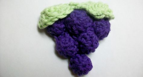 crochet_grape_bunch Crochet Embellishments, Bunch Of Grapes, Crochet Food, Crochet Fall, Crochet Decoration, Knitted Flowers, Grape Bunch, Crochet Applique, Crochet Coasters