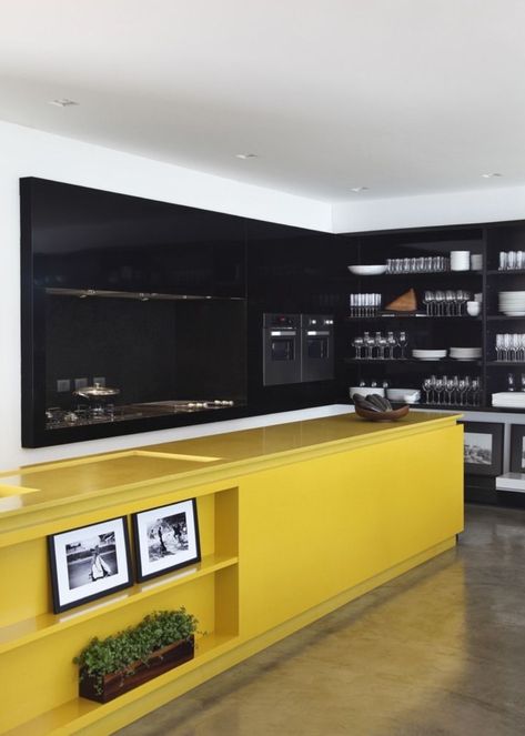 Yellow Kitchen Designs, La House, Black Kitchen Decor, Yellow Kitchen Decor, Yellow Decor, Modern Kitchen Cabinets, Yellow Kitchen, Design Del Prodotto, Black Cabinets