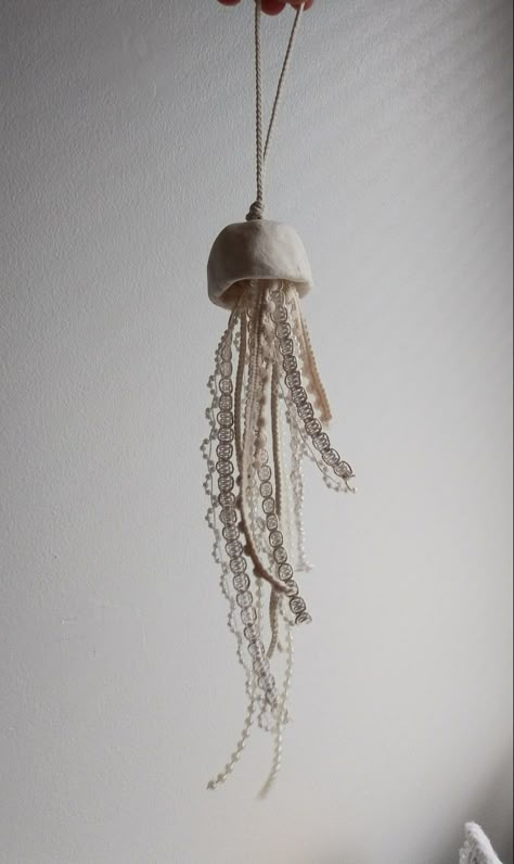 Ceramic Jellyfish, Clay Jellyfish, Jellyfish Mobile, Waldorf Crafts, Sculpture Art Clay, Astuces Diy, Paper Mache Art, Ceramics Projects, Ceramics Ideas Pottery