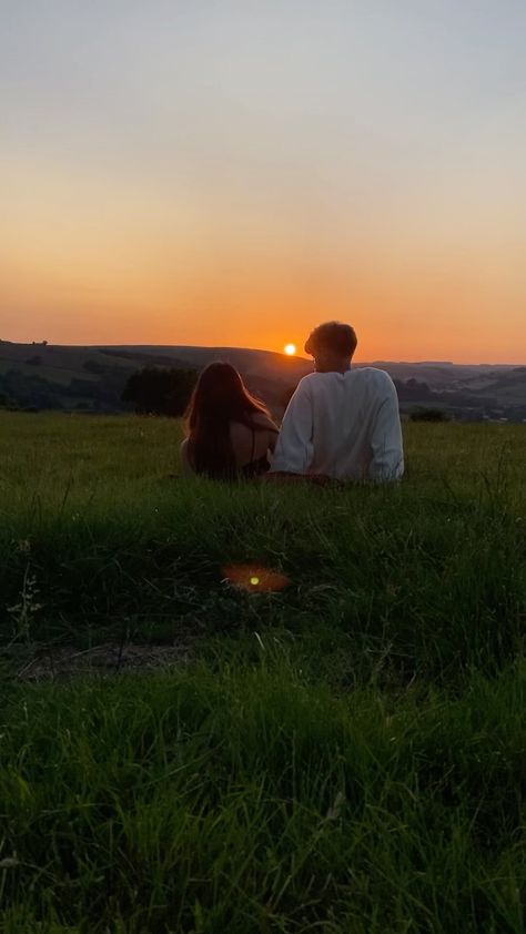 evelynchengx on Instagram: Tag your sunset partner ❤️ #peakdistrict #peakdistrictnationalpark #londonparks #londonphotography #londonphotographer #londonpark… Couple Watching Sunset, Watching Sunset, Video Romance, Nature Film, Couple Moments, This Kind Of Love, Peak District National Park, Couple Goal, Drama Ideas