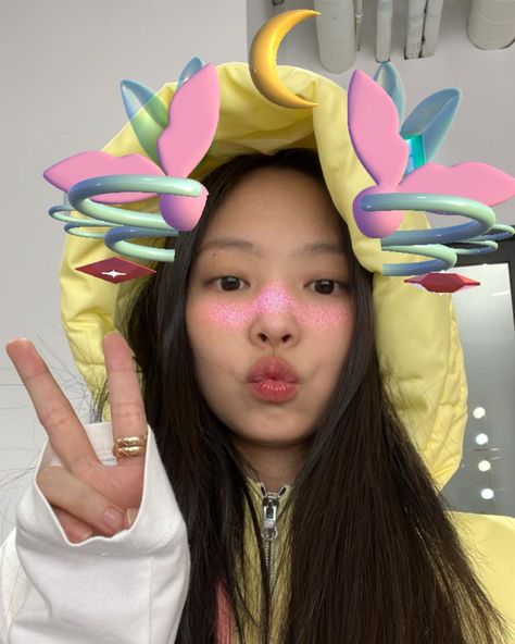 Clout News on Twitter: "BLACKPINK's JENNIE KIM is gorgeous in newly shared pictures on her instagram 💛 #BLACKPINK #JennieKim #Jennie @BLACKPINK… https://t.co/DSOXJpMPsX" Blackpink Icons, Jennie Kim Blackpink, Jennie Kim, Kim Jisoo, Little Mix, Blackpink Photos, Up Girl, Blackpink Jennie, Yg Entertainment