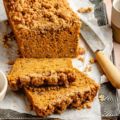 Beautiful maple walnut butternut squash bread with a delicious cinnamon walnut streusel topping. This perfectly sweet butternut squash bread gets incredible flavor from rich brown butter and tons of warming spices. The ultimate fall and winter loaf to make for brunch or a lovely snack! Butternut Squash Bread, Mashed Butternut Squash, Butternut Squash Cinnamon, Squash Bread, Cut Butternut Squash, Pumpkin Loaf, Ambitious Kitchen, Breakfast Bread, Streusel Topping