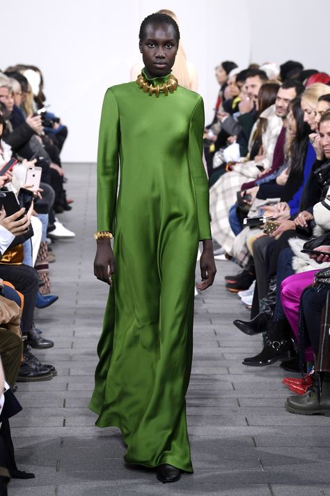 Maison Rabih Kayrouz RTW Fall 2019 [PHOTOS] – WWD Green Monochrome Outfit, Gowns Simple, Green Monochrome, Maison Rabih Kayrouz, Rabih Kayrouz, Monochromatic Outfit, Monochrome Outfit, Model Inspo, Green Outfit