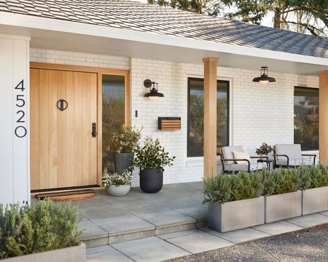 Modern Front Porches, Front Porch Planters, Ranch House Exterior, Ranch Exterior, Porch Planters, Home Exterior Makeover, Modern Ranch, Exterior Makeover, Casa Exterior