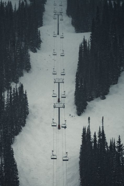 Black And White Skiing Photography, Snowboarding Wallpaper Iphone, Ski Lift Photography, Ski Wallpaper Aesthetic, Ski Lift Painting, Skiing Wallpaper Iphone, Snowboarding Astethic, Ski Mountain Aesthetic, Ski Astetic