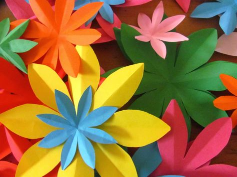 A Patchwork Life: Easy paper flowers Paper Flowers For Kids, Library Crafts, Jungle Decorations, Paper Flowers Diy Easy, Jungle Flowers, Flower Confetti, Easy Paper Flowers, Moana Party, Egg Box