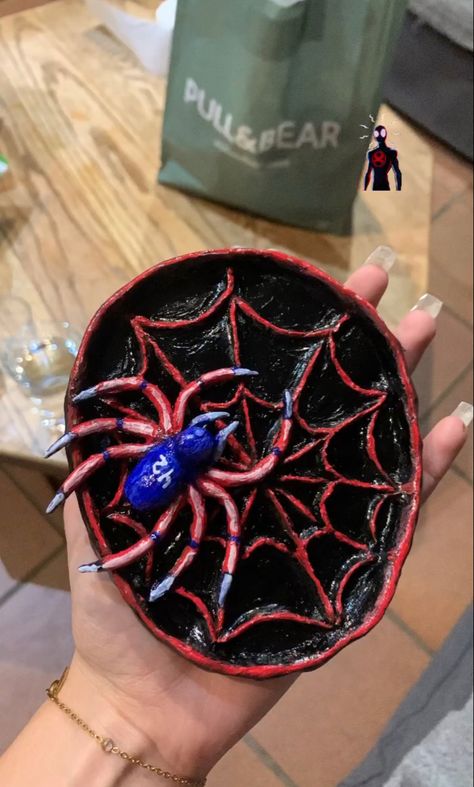 Spider Man Clay Art, Marvel Ceramics Ideas, Supernatural Clay Ideas, Spiderman Ashtray, Air Dry Clay Spiderman, Spiderman Clay Ideas, Spiderman Ceramics, Spiderman Clay Art, Marvel Clay Ideas