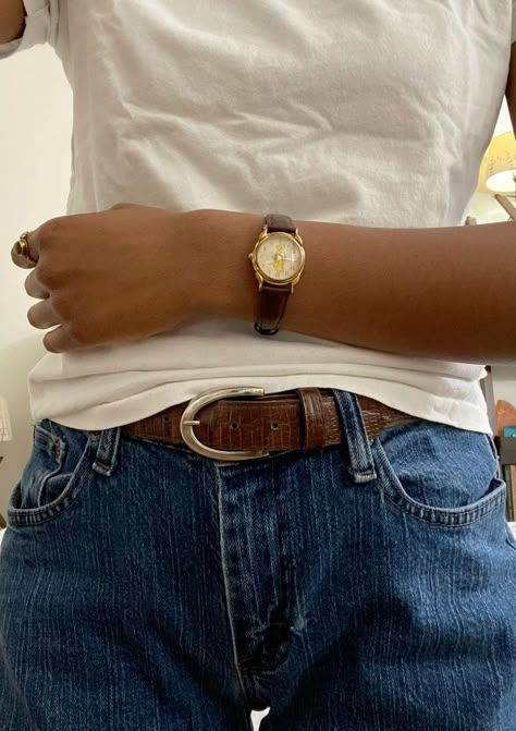 Belt Outfits Aesthetic, Classy Outfits For Women Aesthetic, Styling Belts Women, Little Shorts Outfits, Minimal Fashion Aesthetic, Belt And Jeans Outfit, Jeans And Belt Outfit, French Women Aesthetic, 90’s Minimalism