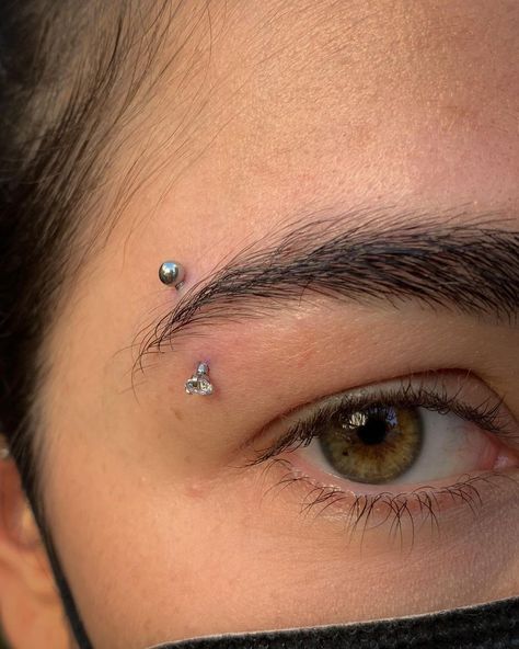 Sparkly Eyebrow Piercing, Eyebrow Piercing Girl, Face Dermal Piercing, Piercings Eyebrow, Microdermal Piercing, Piercing Girl, Eyebrow Piercing Jewelry, Pretty Piercings, Double Nose Piercing