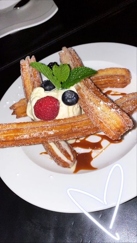 Churros Plating Ideas, Churros Plating, Churros Ideas, Churros Recipe, Easy Summer Desserts, Good Eat, Dessert Lover, Shake Recipes, Dessert Drinks