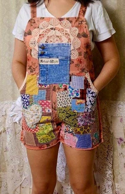 Upcycled Overalls, Doily Flowers, Boho Chic Accessories, Vintage Doily, Shabby Chic Boho, Brand Ideas, Vintage Textile, Denim Pocket, Overalls Women