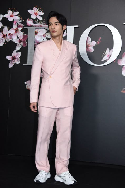 Versace Suits For Men, Okada Kenshi, Pink Suit Men, Koshi Mizukami, Gq Usa, Men Fashion Suit, Versace Suits, Rosé Suit, Kenshi Okada