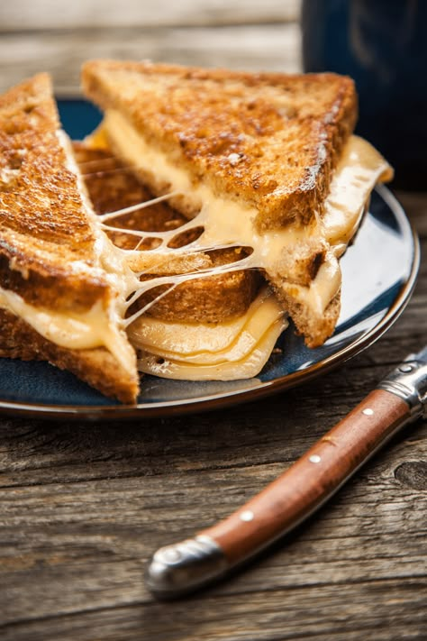 For the ultimate comfort food, nothing beats a grilled cheese sandwich. Make the perfect grilled cheese every time with this tried and true recipe. Microwave Grilled Cheese, Best Grilled Cheese Sandwich Recipe, Iron Skillet Pizza, Cast Iron Skillet Pizza, Chinese Chicken Salad Recipe, Cheese Crostini, Ultimate Grilled Cheese, Perfect Grilled Cheese, Grill Cheese Sandwich Recipes