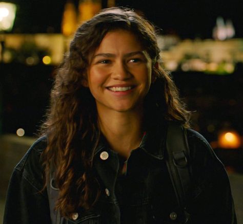 Zendaya Mj, Spiderman Gif, Cake Smash Pictures, Cornrow Hairstyles For Men, Zendaya Maree Stoermer Coleman, Spider Man Far From Home, Tom Holland Zendaya, Zendaya Style, Far From Home