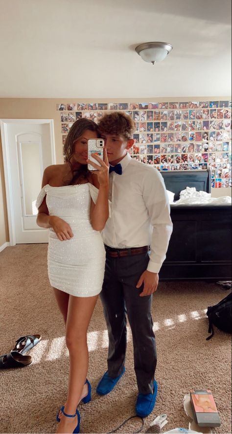 White Hoco Dress Couple Pictures, White Homecoming Dress Couple, Cute Hoco Couples, White Hoco Dress Couple, Hoco Dates Matching, Homecoming Date Pictures, Cute Hoco Pictures With Boyfriend, Hoco Date Pictures, Hoco Pictures Ideas Couple