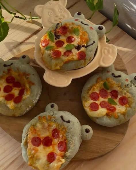 Froggy pizza - Archersfood Animal Shaped Foods, Frog Food, Pizza Shapes, Cute Pizza, Kawaii Cooking, Cute Snacks, How To Make Pizza, Kawaii Food, Food Obsession