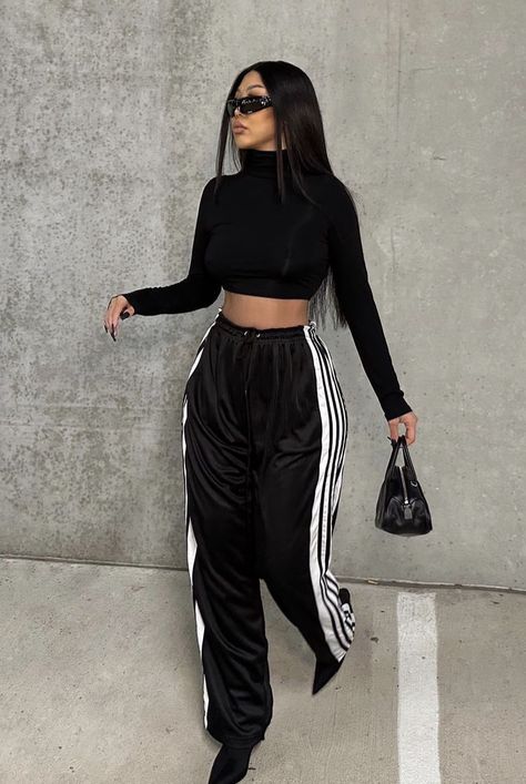 Outfit Tuta Sportiva, Elevated Sporty Style, Savage Outfits, Casual Streetwear Women, Nba Fits, Sporty Glam, Sporty Chic Outfits, Looks Adidas, Fashion Content Creator