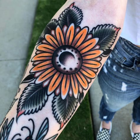 Boys With Tattoos, Traditional Tattoo Flowers, Traditional Style Tattoo, Mushroom Tattoos, Sunflower Tattoos, Leg Sleeve Tattoo, Make Tattoo, Sunflower Tattoo Design, Sunflower Tattoo