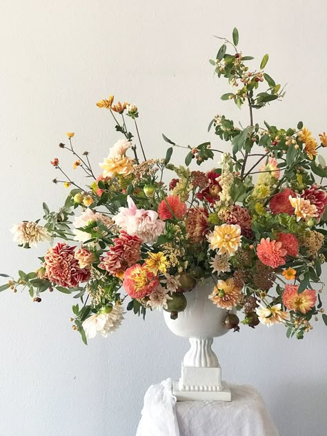 How to Create a Large-Scale, Foam-Free Summer Floral Arrangement Kitchen Bouquet, Urn Arrangements, Summer Flower Arrangements, Late Summer Flowers, Large Floral Arrangements, Large Flower Arrangements, Church Flowers, Flower Arrangements Diy, Vase Arrangements