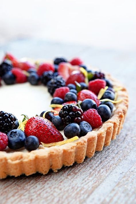 A Lemon Berry Mascarpone Tart is a simple, delicious way to show off all the season's best berries. A summer must-make! Mascarpone Tart, Mascarpone Filling, Fruit Tart Recipe, Berry Tart, Fruit Tart, Köstliche Desserts, Sweet Tarts, Delicious Fruit, Tart Recipes