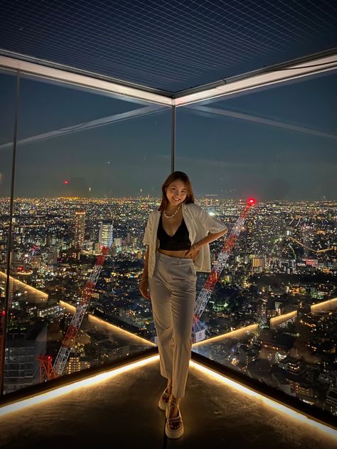 Japan Athestic, Shibuya Crossing Outfit, Tokyo Cyberpunk Aesthetic, Holiday Pose Ideas, Shibuya Sky Aesthetic, Tokyo Ig Pics, Japan Photo Aesthetic, Shibuya Crossing Pose, Shibuya Sky Outfit