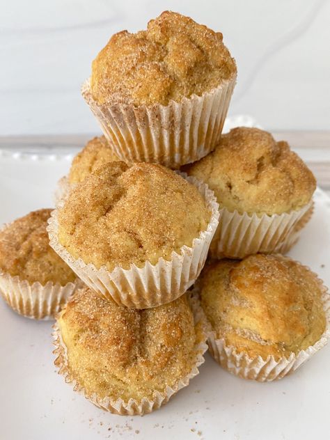 8 Ingredient Vegan Cinnamon Sugar Cupcakes Low Calorie Cupcakes, Almond Flour Substitute, Cinnamon Sugar Muffins, Vegan Vanilla Cupcakes, Cinnamon Cupcakes, Vegan Cinnamon Rolls, Glazed Donuts, Under 100 Calories, Vegan Cupcakes