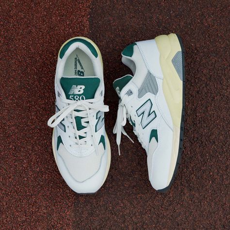 New Balance 580, Quoi Porter, Lifestyle Shoes, Mens Lifestyle, Lazy Day Outfits, Shoe Inspo, Swag Shoes, Crazy Shoes, Green Cream