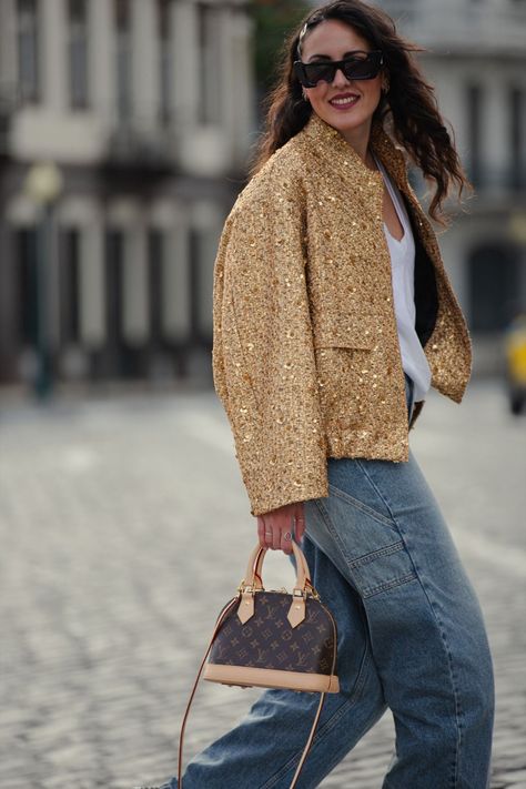 Casual bomber outfits inspiration Gold Jacket Outfit, Gold Trend, Gold Jacket, Akris Punto, Jacket Outfit, Classy Casual Outfits, Classy Casual, Casual Chic Outfit, Blazer Outfits