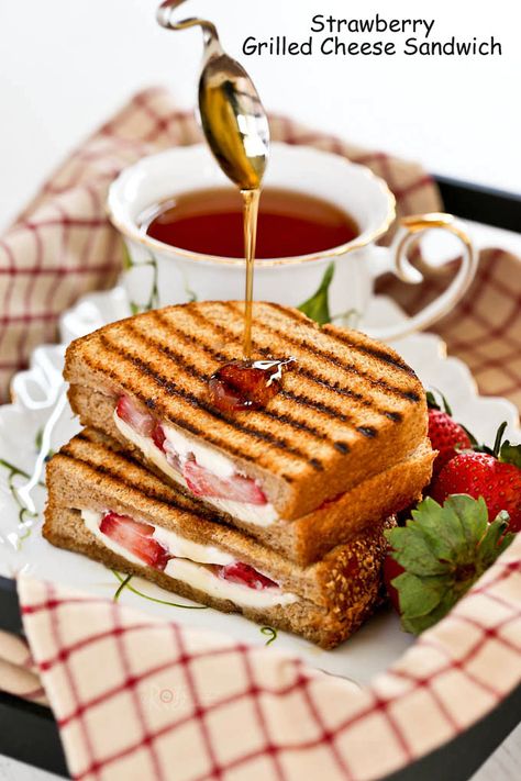 Strawberry Grilled Cheese Sandwich Sandwich Strawberry, Cream Cheese Sandwiches, Grill Cheese Sandwich Recipes, Grilled Cheese Recipes, Strawberry Cream Cheese, Grilled Sandwich, Burgers Sandwiches, Delicious Sandwiches, Salad Sandwich