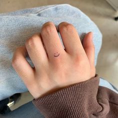 Hand Tattoo Ideas for Girls Tatuaje Hello Kitty, 27 Tattoo, Smile Tattoo, Hand Tattoos For Women, Cute Tiny Tattoos, Fotografi Vintage, Discreet Tattoos, Hand Tattoo, Design Tattoo