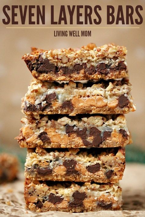 Seven Layer Bars, Magic Cookie Bar Recipe, Bars Dessert, Dessert Halloween, Biscuits Graham, Magic Cookie Bars, Layer Bars, Easy Christmas Cookie Recipes, Cookie Bar