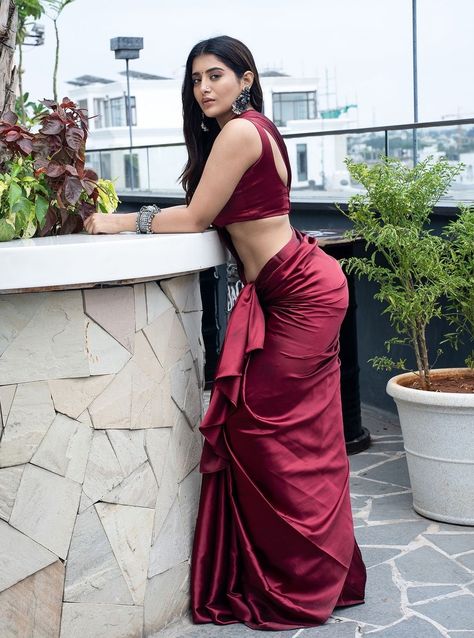 Kajal Aggarwal Saree, Pose In Saree, Rashi Singh, Mouni Roy, Bollywood Hairstyles, Indian Photoshoot, Beautiful Dresses Short, Seductive Clothes, Beautiful Smile Women