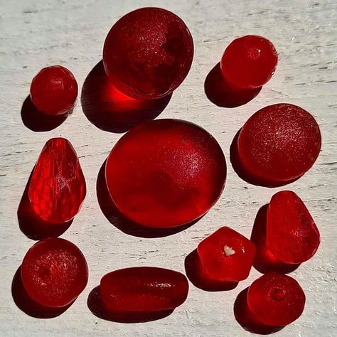 Gülşad Gürler on Instagram: “Some of my red seaglass finds❤️ #merrymonthofmaybeachchallenge Day 5 #red Hosted by @merriest” Mineral Crystals, Drift Wood, Tumbled Stones, Beach Glass, Minerals Crystals, Sea Glass, Crystal Healing, Fresh Water, Shells