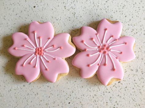 How to make a decorated sakura cookie step-by-step! Cherry Blossom Cookie, Spring Flower Cookies, Cookies Spring, Cherry Blossom Party, Sunflower Cookies, Japanese Cookies, Flower Sugar Cookies, Cherry Blossom Theme, Decorate Cookies