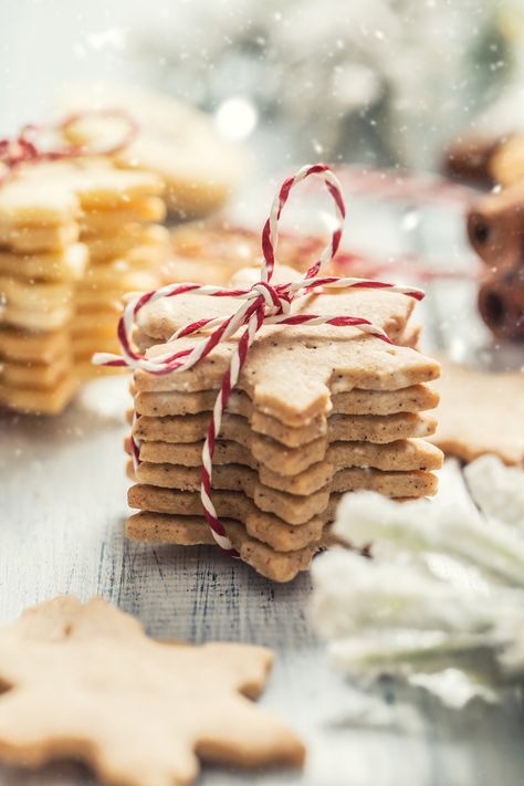 Almond Sugar Cookie Recipe, Vegan Christmas Cookies Recipes, Christmas Food Photography, Almond Sugar Cookies, Vegan Christmas Cookies, Christmas Cookie Box, Christmas Biscuits, Dessert Photography, Vegan Christmas