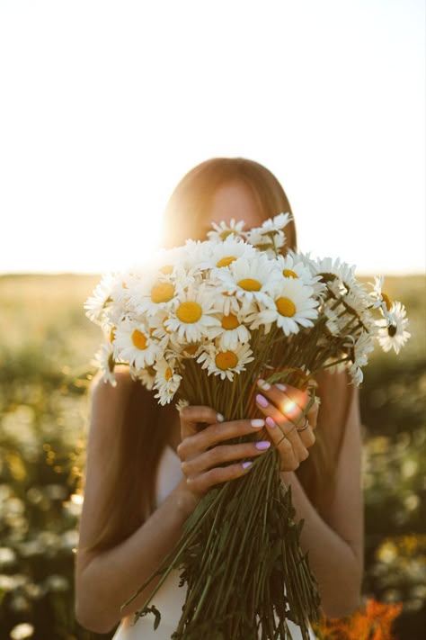 Debut Photoshoot, Sunflowers And Daisies, Splendour In The Grass, Beautiful Photoshoot Ideas, Wedding Backdrop Design, Farm Photography, Daisy Field, Romantic Woman