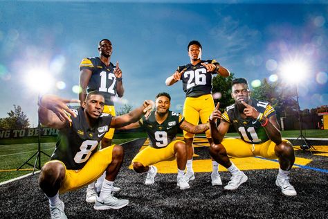 Iowa football: Preseason photos of the 2019 Iowa Hawkeyes football team Football Group Photo, Group Football Pictures Photo Ideas, Football Team Picture Ideas, Football Group Pictures, Football Team Photoshoot, Cycling Photoshoot, Senior Football Photography, Football Media Day, Football Team Photos