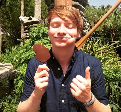 Calum Worthy enjoying his Mickey icecream Calum Worthy, Austin And Ally, Disney Shows, Disney Stars, Disney Channel, R5, Tv Stars, My Crush, Round Sunglass Men