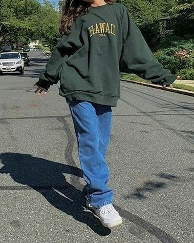 Baggy Crewneck Outfit, Cute Baggy Outfits Casual, Crewneck And Jeans Outfit, Oversized Clothes Aesthetic, Cute Baggy Outfits, Baggy Aesthetic Outfits, Aesthetic Baggy Outfit, Baggie Outfit, Jeans Outfit Cute