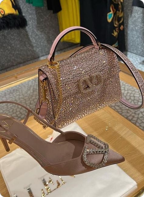 Luxury Bags Collection, Shoes Heels Classy, Cute Shoes Heels, Fashion Shoes Heels, Shoes Outfit Fashion, Sports Books, Girly Bags, Fancy Bags, Jewelry Luxury