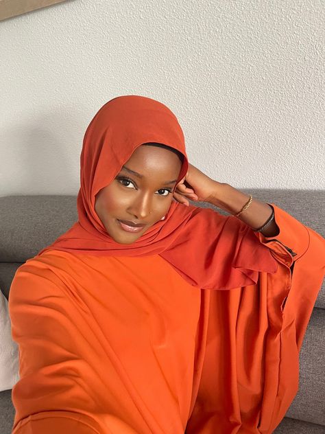 Hijabi Black Women, Black Hijabis, Black Muslim Women, Hijab Types, Orange Hijab, Muslim Girl Outfits, Modest Outfits Muslim, Outfits Muslim, Modest Girly Outfits